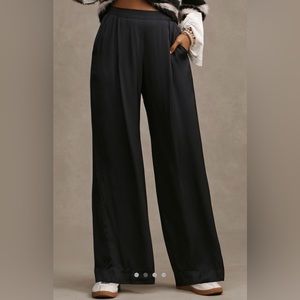 Velvet by Graham and Spencer Pants Size Medium